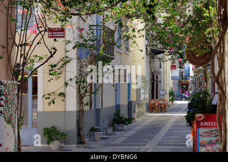 Les silencieux lane bordée d'élégants immeubles vieille ville de Nauplie, Péloponnèse, Grèce l'une des plus jolies villes en Grèce, Banque D'Images