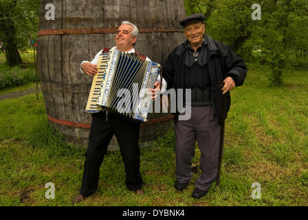 Les jeunes et les vieux fêtent avec de la musique et de la danse Banque D'Images