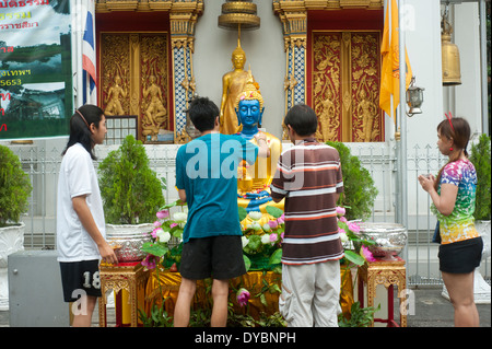 Bangkok, Thaïlande - personnes verser de l'eau plus de statue de Bouddha au cours des célébrations du nouvel an thaïlandais Songkran Banque D'Images