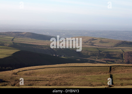 Une vue sur la Macclesfield Forest vers Rainow du sommet de Shining Tor Derbyshire, Angleterre frontière Cheshire Banque D'Images