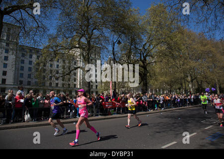 Londres, Royaume-Uni. 13 avr, 2014. Les concurrents s'exécutant dans la principale manifestation publique de la Vierge Argent Marathon de Londres 2014. Ces glissières de prendre part et de soulever d'énormes sommes d'argent pour les organisations de bienfaisance fo. Crédit : Michael Kemp/Alamy Live News Banque D'Images