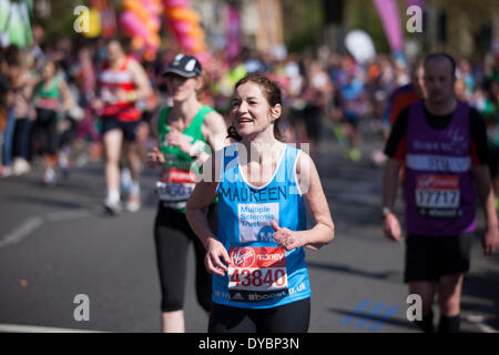 Londres, Royaume-Uni. 13 avr, 2014. Les concurrents s'exécutant dans la principale manifestation publique de la Vierge Argent Marathon de Londres 2014. Ces glissières de prendre part et de soulever d'énormes sommes d'argent pour les organisations de bienfaisance fo. Crédit : Michael Kemp/Alamy Live News Banque D'Images