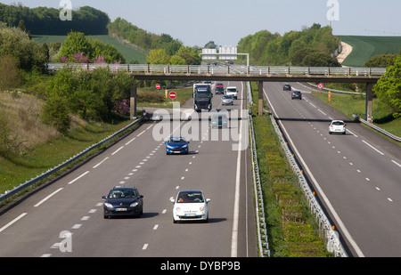 Autoroute sortie d'autoroute la journée ensoleillée trafic léger Banque D'Images