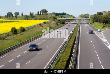 Autoroute sortie d'autoroute la journée ensoleillée trafic léger Banque D'Images