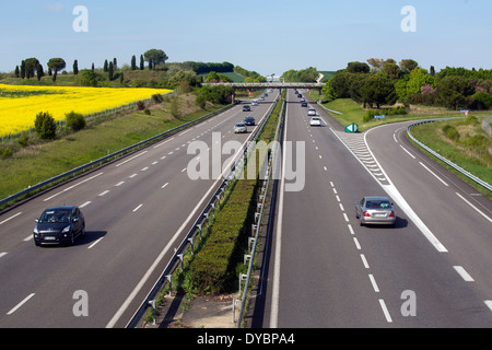 Autoroute sortie d'autoroute la journée ensoleillée trafic léger Banque D'Images