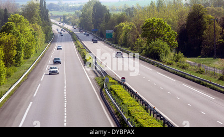 Autoroute sortie d'autoroute la journée ensoleillée trafic léger Banque D'Images