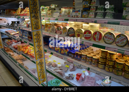 Le fromage français importés dans le supermarché de Matautu, traces de l'influence française dans l'île de Wallis, Wallis et Futuna Banque D'Images