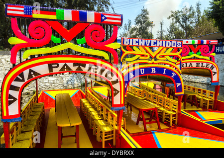 Le clorful bateaux sur Cœur de canaux à Xochimilco dans la ville de Mexico Banque D'Images