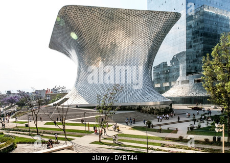 Musée Soumaya forme chatoyante gracieuses habillées de tuiles hexagonales Carlos Slim boîtier aluminium collection Mexico Plaza Carso Banque D'Images