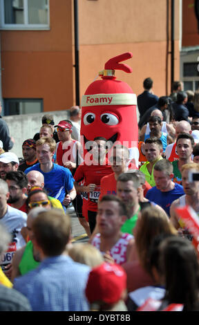 Londres, Royaume-Uni, le 13 avril 2014. Coureurs et spectateurs foule les rues pour le Marathon de Londres Virgin 2014 Credit : Matthew Richardson/Alamy Live News Banque D'Images