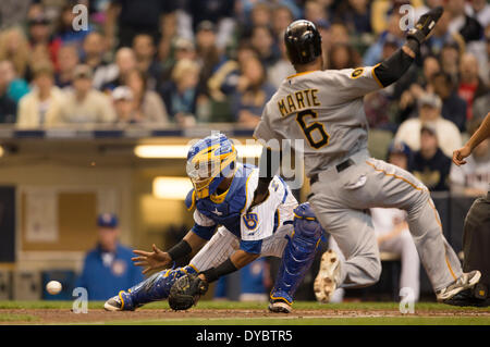 Milwaukee, Wisconsin, États-Unis. 13 avr, 2014. 13 avril 2014 : frapper des Pirates de Pittsburgh Starling Marte # 6 glisse dans la plaque de lier le score à la 4ème manche du jeu de la Ligue Majeure de Baseball entre les Milwaukee Brewers et les Pirates de Pittsburgh au Miller Park de Milwaukee, WI. Les Pirates de plomb brasseurs sont à égalité 2-1 dans la 5ème manche. John Fisher/CSM/Alamy Live News Banque D'Images