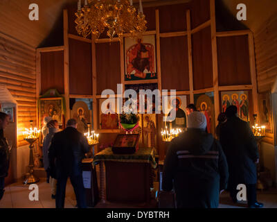 Luhansk, Ukraine. 13 avr, 2014. Les croyants orthodoxes participent à la célébration du Dimanche des Rameaux à l'intérieur d'une église proche du bureau régional de l'Ukrainien du Service de sécurité à Luhansk --- aujourd'hui, les croyants orthodoxes participent à la célébration des Rameaux. Des activistes de Pro-Ukrainian "rallye pour United Ukraine' un kilomètre de l'Ukrainian bureau régional du Service de sécurité à Luhansk. La journée passa suspensefully. Crédit : Igor Golovnov/Alamy Live News Banque D'Images