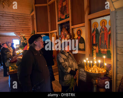 Luhansk, Ukraine. 13 avr, 2014. Les croyants orthodoxes participent à la célébration du Dimanche des Rameaux à l'intérieur d'une église proche du bureau régional de l'Ukrainien du Service de sécurité à Luhansk --- aujourd'hui, les croyants orthodoxes participent à la célébration des Rameaux. Des activistes de Pro-Ukrainian "rallye pour United Ukraine' un kilomètre de l'Ukrainian bureau régional du Service de sécurité à Luhansk. La journée passa suspensefully. Crédit : Igor Golovnov/Alamy Live News Banque D'Images