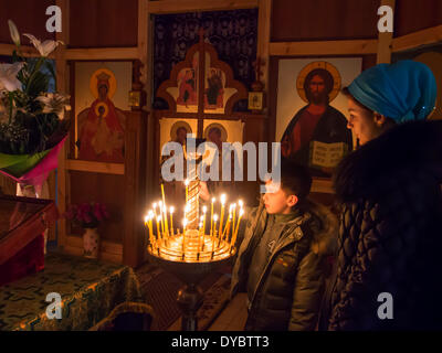 Luhansk, Ukraine. 13 avr, 2014. Les croyants orthodoxes participent à la célébration du Dimanche des Rameaux à l'intérieur d'une église proche du bureau régional de l'Ukrainien du Service de sécurité à Luhansk --- aujourd'hui, les croyants orthodoxes participent à la célébration des Rameaux. Des activistes de Pro-Ukrainian "rallye pour United Ukraine' un kilomètre de l'Ukrainian bureau régional du Service de sécurité à Luhansk. La journée passa suspensefully. Crédit : Igor Golovnov/Alamy Live News Banque D'Images