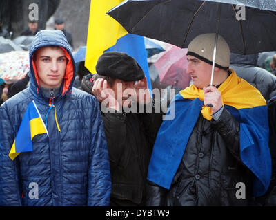 Luhansk, Ukraine. 13 avr, 2014. hommes parler lors d'un rassemblement pro-Ukraine à Luhansk --- aujourd'hui, les croyants orthodoxes participent à la célébration des Rameaux. Des activistes de Pro-Ukrainian "rallye pour United Ukraine' un kilomètre de l'Ukrainian bureau régional du Service de sécurité à Luhansk. La journée passa suspensefully. Crédit : Igor Golovnov/Alamy Live News Banque D'Images