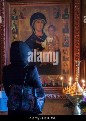 Luhansk, Ukraine. 13 avr, 2014. Les croyants orthodoxes participent à la célébration du Dimanche des Rameaux à l'intérieur d'une église proche du bureau régional de l'Ukrainien du Service de sécurité à Luhansk --- aujourd'hui, les croyants orthodoxes participent à la célébration des Rameaux. Des activistes de Pro-Ukrainian "rallye pour United Ukraine' un kilomètre de l'Ukrainian bureau régional du Service de sécurité à Luhansk. La journée passa suspensefully. Crédit : Igor Golovnov/Alamy Live News Banque D'Images