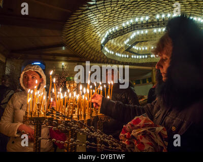 Luhansk, Ukraine. 13 avr, 2014. Les croyants orthodoxes participent à la célébration du Dimanche des Rameaux à l'intérieur d'une église proche du bureau régional de l'Ukrainien du Service de sécurité à Luhansk --- aujourd'hui, les croyants orthodoxes participent à la célébration des Rameaux. Des activistes de Pro-Ukrainian "rallye pour United Ukraine' un kilomètre de l'Ukrainian bureau régional du Service de sécurité à Luhansk. La journée passa suspensefully. Crédit : Igor Golovnov/Alamy Live News Banque D'Images