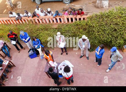 Bissau, Guinée Bissau. 13 avr, 2014. Les membres du personnel d'un bureau de scrutin, commencer à compter les votes à Bissau, capitale de la Guinée Bissau, le 13 avril 2014. Sur 750 000 électeurs dans le pays d'Afrique de l'ouest fini de voter le dimanche pour la première élection présidentielle et législatives depuis 2012. Le résultat est prévu pour sortir le 18 avril. © Li Jing/Xinhua/Alamy Live News Banque D'Images