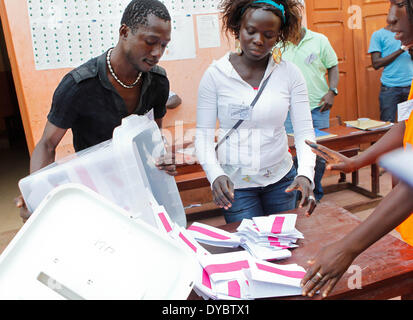 Bissau, Guinée Bissau. 13 avr, 2014. Les membres du personnel d'un bureau de scrutin, commencer à compter les votes à Bissau, capitale de la Guinée Bissau, le 13 avril 2014. Sur 750 000 électeurs dans le pays d'Afrique de l'ouest fini de voter le dimanche pour la première élection présidentielle et législatives depuis 2012. Le résultat est prévu pour sortir le 18 avril. © Li Jing/Xinhua/Alamy Live News Banque D'Images