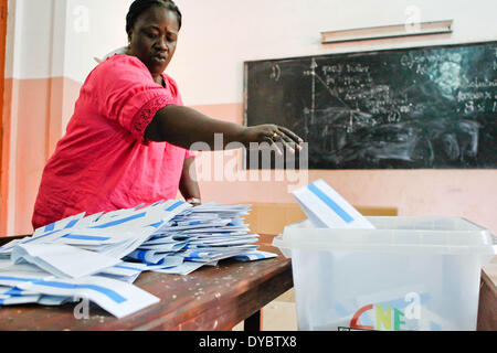 Bissau, Guinée Bissau. 13 avr, 2014. Un membre du personnel d'un bureau de vote commence à compter les votes à Bissau, capitale de la Guinée Bissau, le 13 avril 2014. Sur 750 000 électeurs dans le pays d'Afrique de l'ouest fini de voter le dimanche pour la première élection présidentielle et législatives depuis 2012. Le résultat est prévu pour sortir le 18 avril. © Li Jing/Xinhua/Alamy Live News Banque D'Images