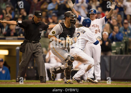 Milwaukee, Wisconsin, États-Unis. 13 avr, 2014. 13 avril 2014 : droit des Milwaukee Brewers fielder Ryan Braun # 8 notes à donner à l'un des brasseurs 2-1 plomb dans la 4ème manche du jeu de la Ligue Majeure de Baseball entre les Milwaukee Brewers et les Pirates de Pittsburgh au Miller Park de Milwaukee, WI. Le plomb brasseurs Pirates 2-1 dans la 5ème manche. John Fisher/CSM/Alamy Live News Banque D'Images