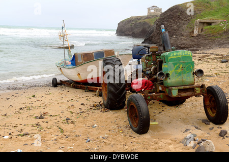 L'image d'un tracteur rouillé avec un bateau sur la remorque Banque D'Images