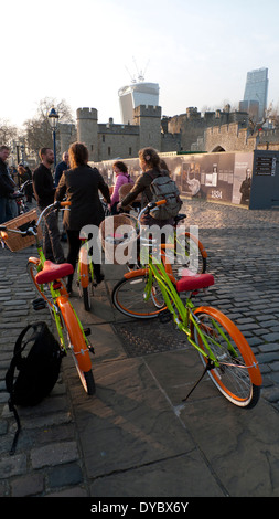 Groupe tour à vélo avec des vélos de location à la Tour de Londres Angleterre Royaume-uni KATHY DEWITT Banque D'Images