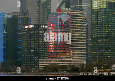 À la tombée de la skyline de Pudong avec feux rouges, pris du Bund, Shanghai, Chine Banque D'Images