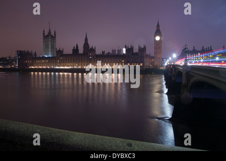 Les chambres du Parlement, Londres - Palais de Westminster, Big Ben et lumière des sentiers sur le pont de Westminster par early morning light Banque D'Images