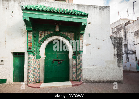 Porte en bois vert de l'ancienne mosquée de Médine. Tanger, Maroc Banque D'Images