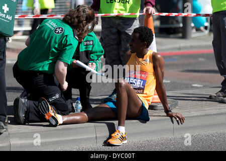 Amanuel MESEL, Virgin Money Marathon de Londres 2014, l'Autoroute, Londres, Royaume-Uni. Crédit : Simon Balson/Alamy Live News Banque D'Images