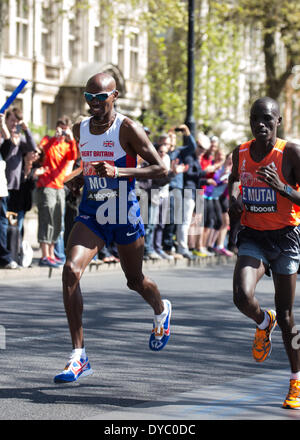 Londres, Royaume-Uni. 13 avril, 2014. Mo Farah à 24 milles dans le Marathon de Londres 2014 : Crédit Eva Graham/Alamy Live News Banque D'Images