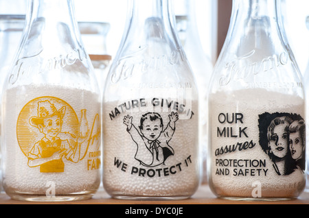 Lait en bouteille sur une étagère Banque D'Images