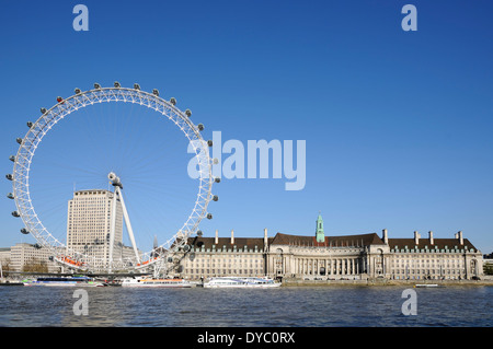 Le London Eye, London UK, vu de la rive nord de la Tamise Banque D'Images