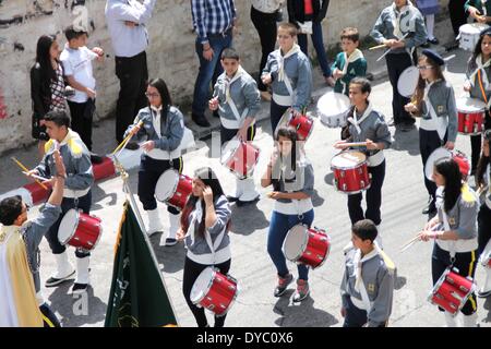 Beit Jala, en Palestine, en Cisjordanie- 13 avril 2014- La troupe scoute papale de Beit Jala en mars dans les rues de la ville. (Photo de Anna Ferensowicz / Pacific Press) Banque D'Images