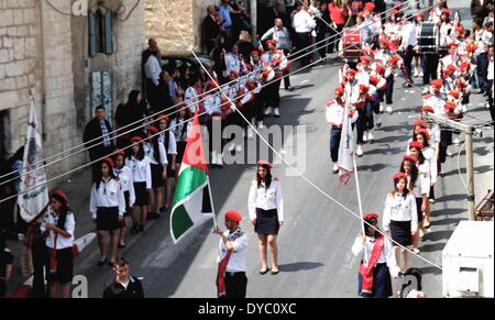 Beit Jala, en Palestine, en Cisjordanie- 13 avril, 2014- belongigng Scouts à la troupe scoute arabe orthodoxe préparez-vous à mars dans la ville street.s (photo de Anna Ferensowicz / Pacific Press) Banque D'Images