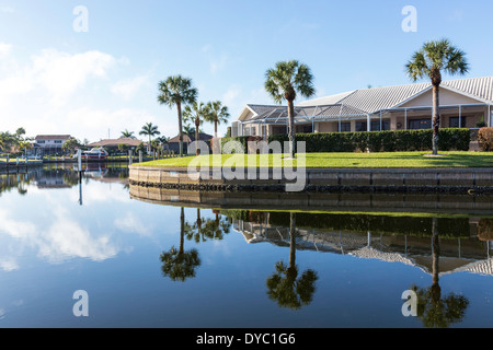 Canal Résidentiel de luxe Accueil avant, Punta Gorda, FL Banque D'Images