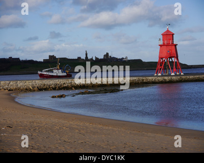 Chalutier N183, mer étincelante, passant le troupeau épi phare à l'entrée de la rivière Tyne, South Shields, England, UK Banque D'Images