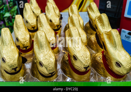 Enveloppé d'aluminium lapins de Pâques au chocolat sur l'affichage, à la vente dans un supermarché. Banque D'Images