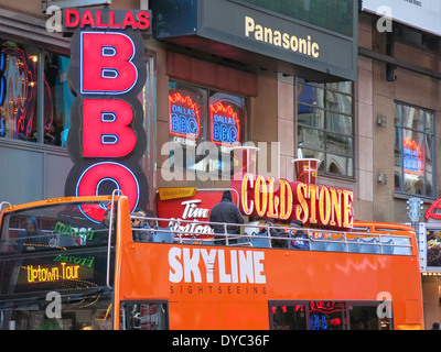 Des signes et des bus sur la 42e Rue Ouest, Times Square, NYC Banque D'Images