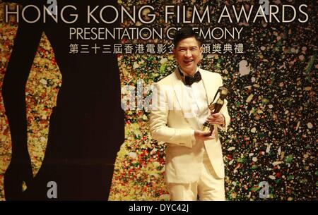 Hong Kong, Chine. 13 avr, 2014. Nick Cheung, lauréat du prix du meilleur acteur pour sa performance dans le film 'UN', montre son trophée lors de la cérémonie de présentation de la 33e Hong Kong Film Awards (HKFA) à Hong Kong, Chine du sud, le 13 avril 2014. © Fangya Cai/Xinhua/Alamy Live News Banque D'Images