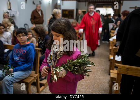 Buenos Aires, Argentine. 13 avr, 2014. Une jeune fille assiste à une masse pendant le Dimanche des célébrations dans Buenos Aires, capitale de l'Argentine, le 13 avril 2014. Le dimanche des Rameaux marque le début de la Semaine Sainte dans le calendrier catholique romain. Crédit : Martin Zabala/Xinhua/Alamy Live News Banque D'Images