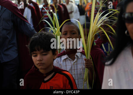 Santo Domingo, République dominicaine. 13 avr, 2014. Les jeunes participent à une procession à la zone coloniale, lors de la célébration du Dimanche à Palm la ville de Santo Domingo, capitale de la République dominicaine, le 13 avril 2014. Le dimanche des Rameaux marque le début de la Semaine Sainte dans le calendrier catholique romain. Credit : Roberto Guzman/Xinhua/Alamy Live News Banque D'Images