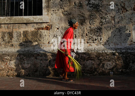 Santo Domingo, République dominicaine. 13 avr, 2014. Une femme prend part à une procession à la zone coloniale au cours des célébrations de Palm dimanche dans la ville de Santo Domingo, capitale de la République dominicaine, le 13 avril 2014. Le dimanche des Rameaux marque le début de la Semaine Sainte dans le calendrier catholique romain. Credit : Roberto Guzman/Xinhua/Alamy Live News Banque D'Images