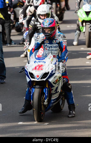 Oliver's Mount Racing Circuit, Scarborough, Angleterre. 13 avril 2014. TV Guy Martin sur la grille au début de la finale. Guy, présentateur de "vitesse avec Guy Martin', 'comment la Grande-Bretagne a travaillé' et 'le bateau que Guy construit' rode sa Suzuki GSXR 600cc à la victoire dans l'Ian Watson Coupe du Printemps, le premier tour de l'UK National courir aux championnats du monde. Dans le cas où il a battu au large des défis de prendre la victoire par plus de trois secondes de la deuxième place Ivan Lintin. Crédit : Ian Wray/Alamy Live News Banque D'Images