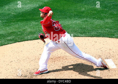 Anaheim, Californie, USA. 13 avr, 2014. 13 avril 2014, Anaheim, California : Los Angeles Angels le lanceur partant C.J. Wilson (33) emplacements au cours de la jeu de la Ligue Majeure de Baseball entre les Mets de New York et le Los Angeles Angels au Angel Stadium le 13 avril 2014 à Anaheim, en Californie. Rob Carmell/CSM/Alamy Live News Banque D'Images