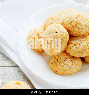 Mini biscuits aux amandes sur plaque blanche, de l'alimentation Banque D'Images