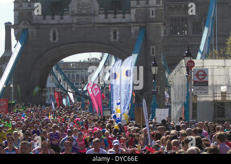 London UK. 13 avril 2014. Des milliers de coureurs traversent le Tower Bridge au cours de la Vierge de l'argent Crédit : Marathon de Londres 2014 amer ghazzal/Alamy Live News Banque D'Images