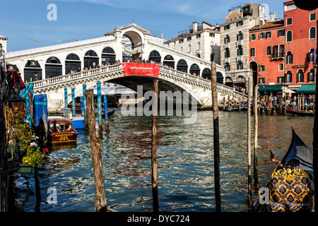 Le Pont du Rialto sur le Grand Canal à Venise. Banque D'Images