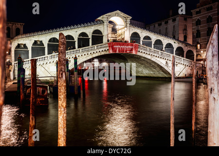 Le Pont du Rialto sur le Grand Canal à Venise. Banque D'Images